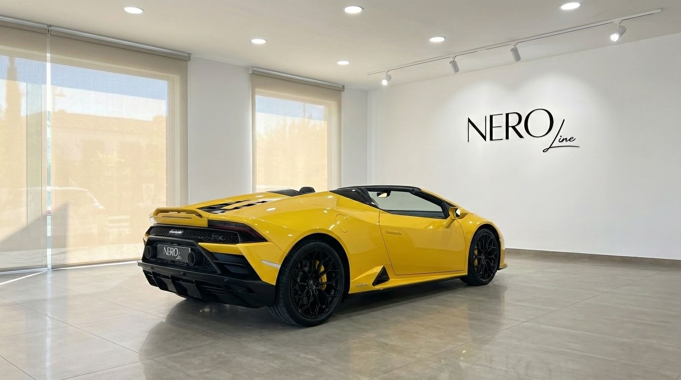 Un vibrante Lamborghini Huracan EVO Spyder amarillo se exhibe desde un ángulo trasero tres cuartos en un moderno showroom en Madrid.