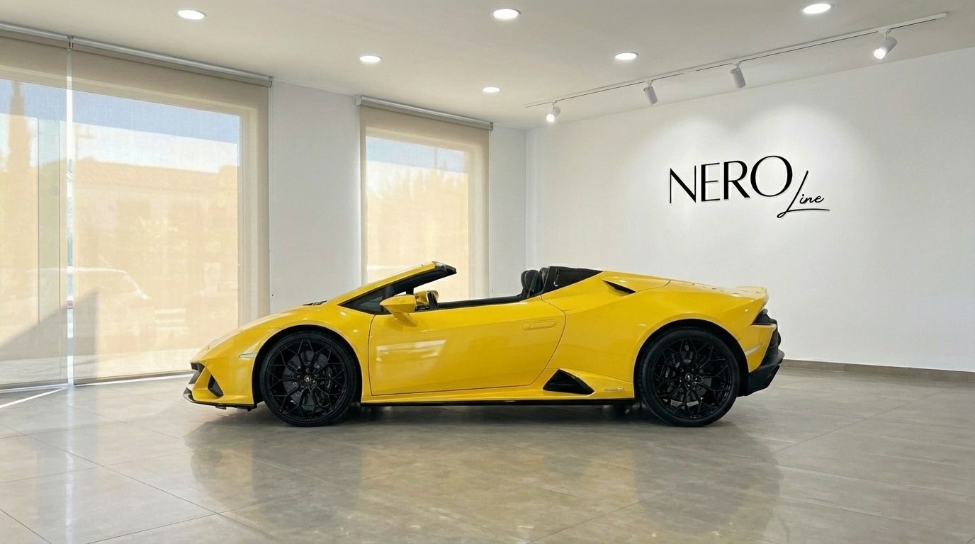 El Lamborghini Huracan EVO Spyder amarillo se exhibe de perfil con la capota bajada en un concesionario de Madrid.
