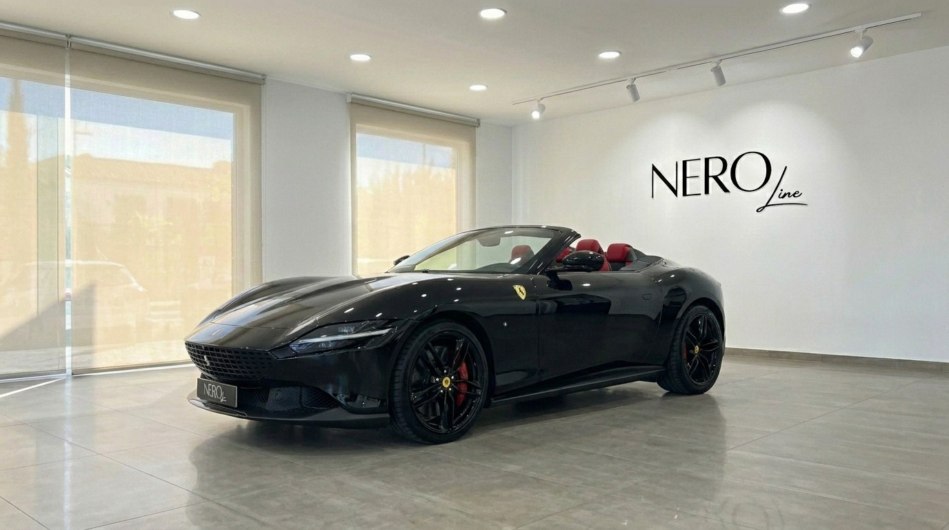 Ferrari Roma Spider Black — Vista showroom Madrid La Ferrari Roma Spider Black 2025, con capote abbassata e interni rossi, è esposta in uno showroom a Madrid.