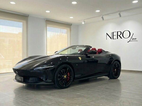 Ferrari Roma Spider Black — Vista showroom Madrid El Ferrari Roma Spider Black 2025, con la capota bajada y el interior rojo, se exhibe en un concesionario en Madrid.