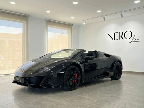 Lamborghini Huracan Evo Spyder — Showroom view A black Lamborghini Huracan Evo Spyder convertible is parked in a modern showroom in Alicante, viewed from the front three-quarter.