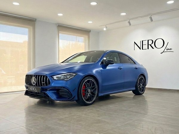 Mercedes-Benz CLA 45s AMG — Concesionario Alicante El Mercedes-Benz CLA 45s AMG azul mate de 2019 se exhibe en un concesionario con grandes ventanales en Alicante.