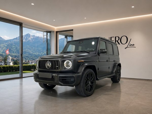 Mercedes G63 – Schwarz-Matt — Zurich showroom Matte black Mercedes G63 – Schwarz-Matt performance SUV displayed in a modern Zurich showroom with a stunning mountain view.