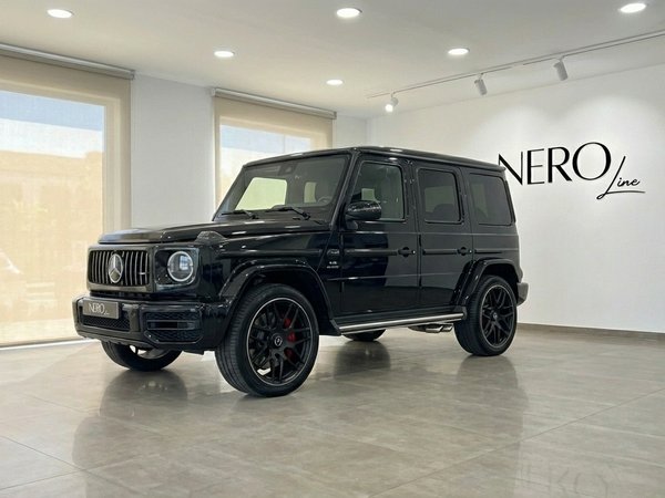 Mercedes-Benz AMG G 63 — Front view, Alicante A glossy black Mercedes-Benz AMG G 63, presented from a front three-quarter view, parked indoors in Alicante.