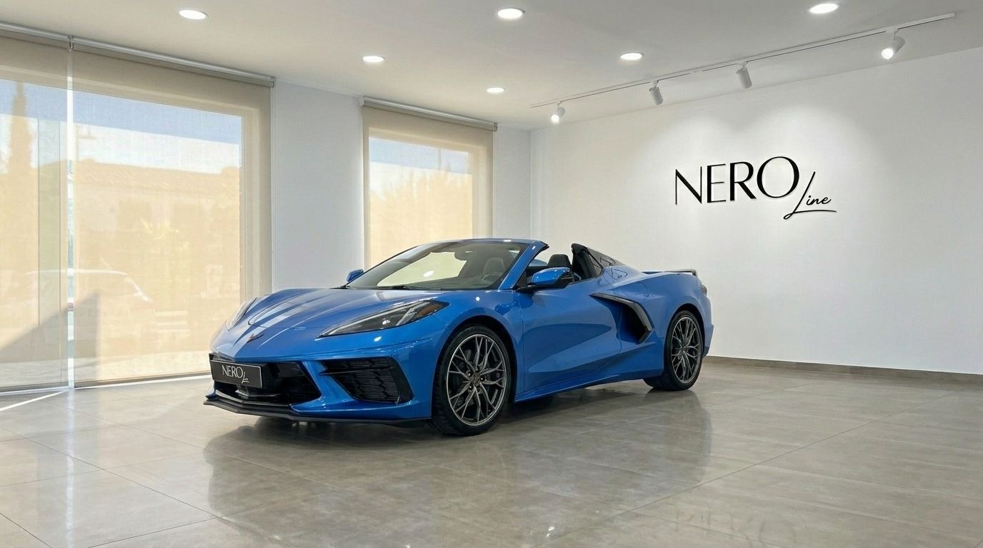 El Chevrolet Corvette C8 Stingray convertible azul de 2024 se exhibe desde una vista frontal tres cuartos en un showroom en Madrid.