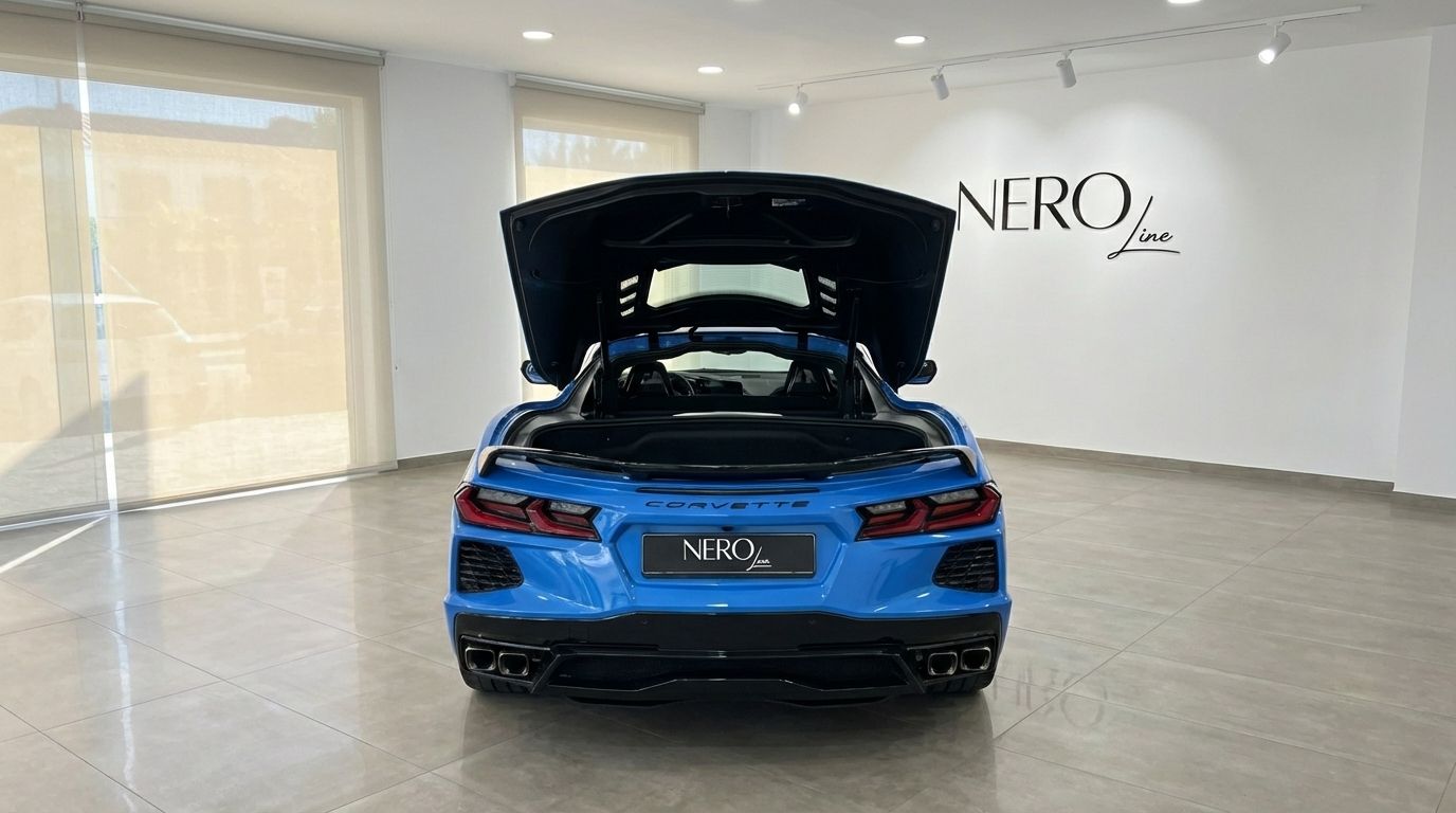 Vista trasera de un Chevrolet Corvette C8 Stingray azul con la cubierta del motor abierta, mostrando su diseño central en Madrid.