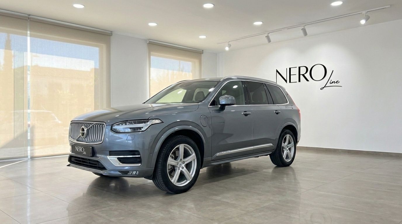 The grey 2023 Volvo XC90 is showcased in a modern showroom with the NEROline logo on the wall in Marbella.