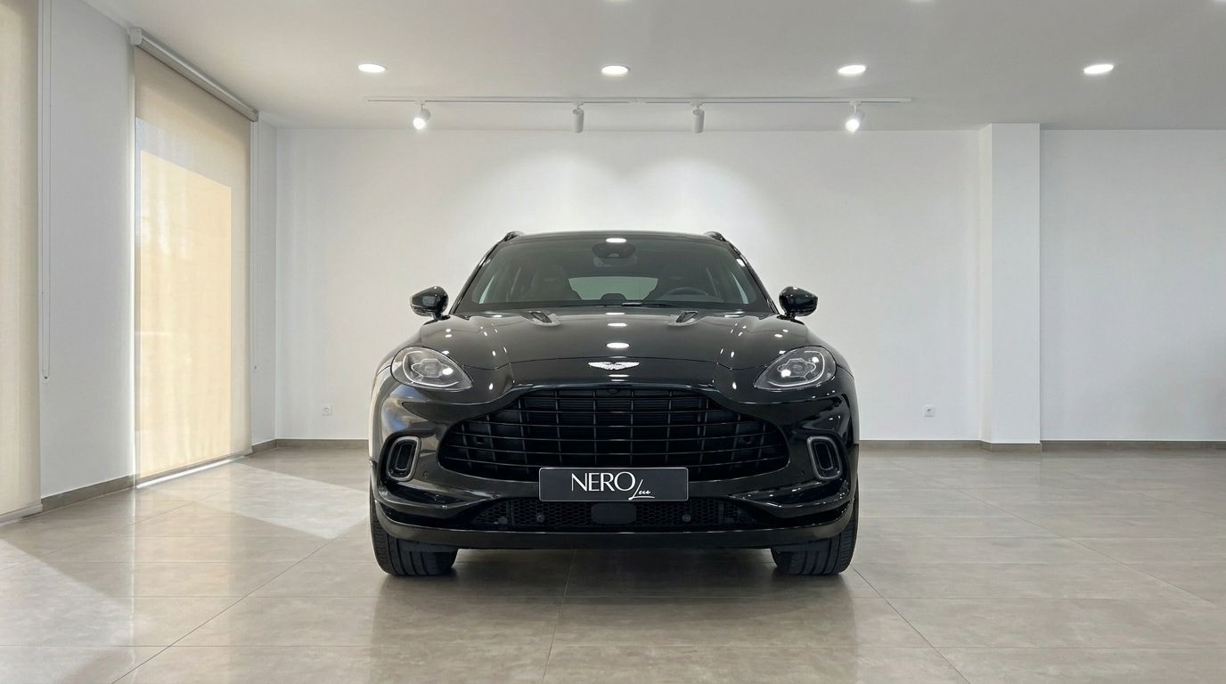El lujoso Aston Martin DBX 707 2023 en Metallic Onyx Black se exhibe de frente en un luminoso concesionario en Ibiza.