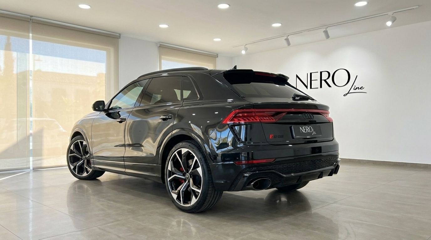 L'Audi RS Q8 noir brillant de 2022 est garée dans un showroom, vue de l'arrière trois quarts à Marbella.