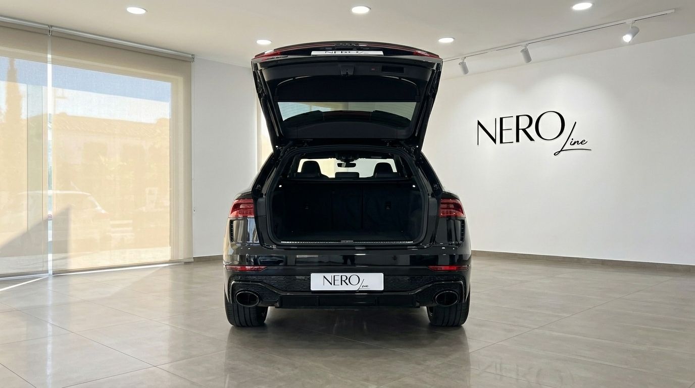L'Audi RS Q8 noire 2022, vue de l'arrière avec le coffre ouvert, présente son espace de chargement dans un showroom à Marbella.