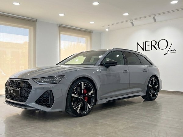 奥迪RS6 Avant — 伊比萨展厅前视图 亮光纳多灰奥迪RS6 Avant在伊比萨岛的豪华展厅中醒目展示,展现其时尚的前方四分之三视图。