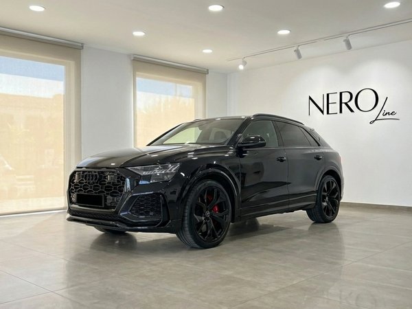 Audi RSQ8 — SUV de Lujo y Rendimiento en Madrid El Audi RSQ8 negro de 2025 se exhibe desde un ángulo frontal tres cuartos en una luminosa sala de exposiciones en Madrid.
