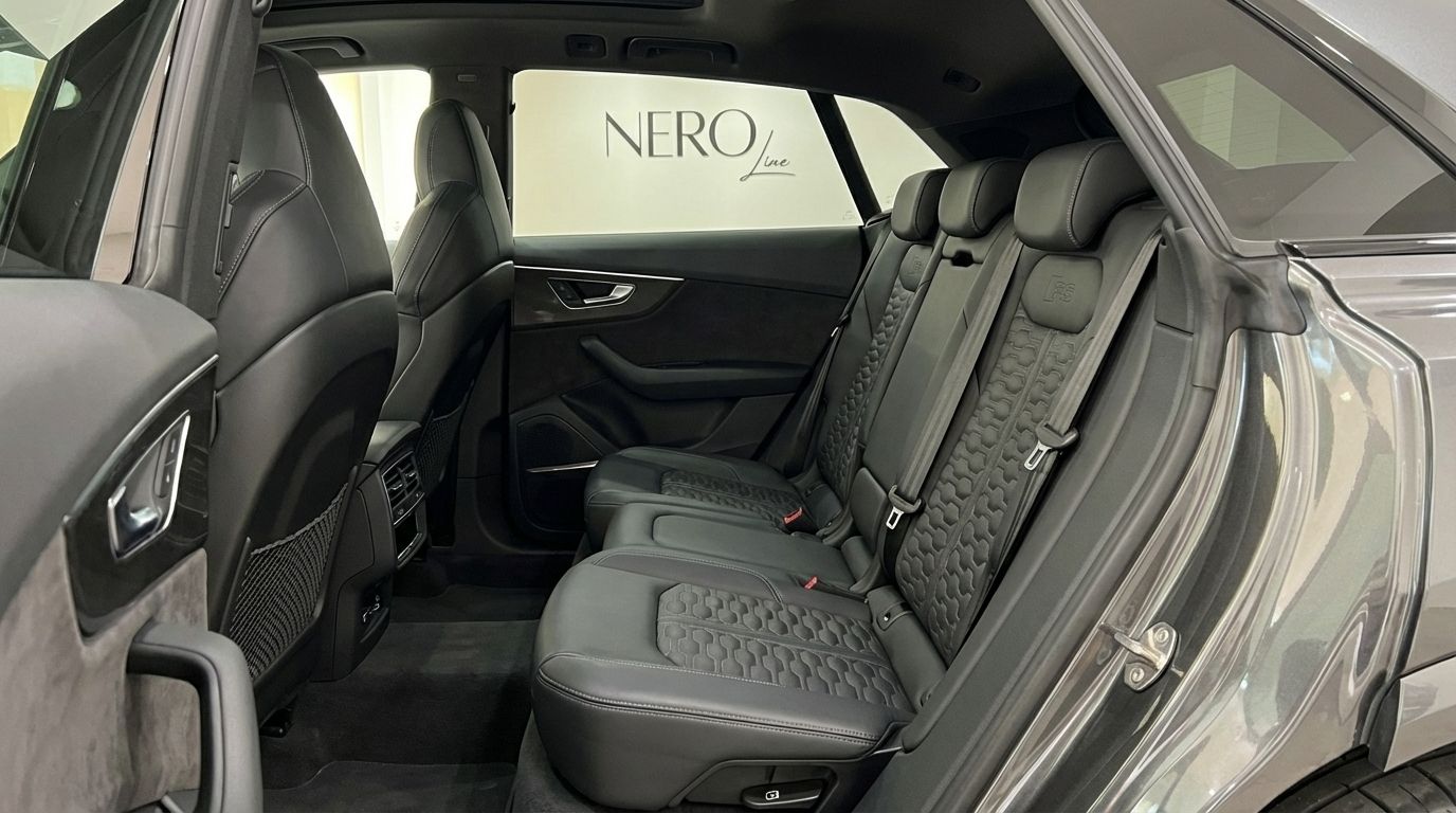 Se aprecian los lujosos asientos traseros de cuero negro con patrón acolchado y el espacioso interior del Audi RSQ8 en Madrid.