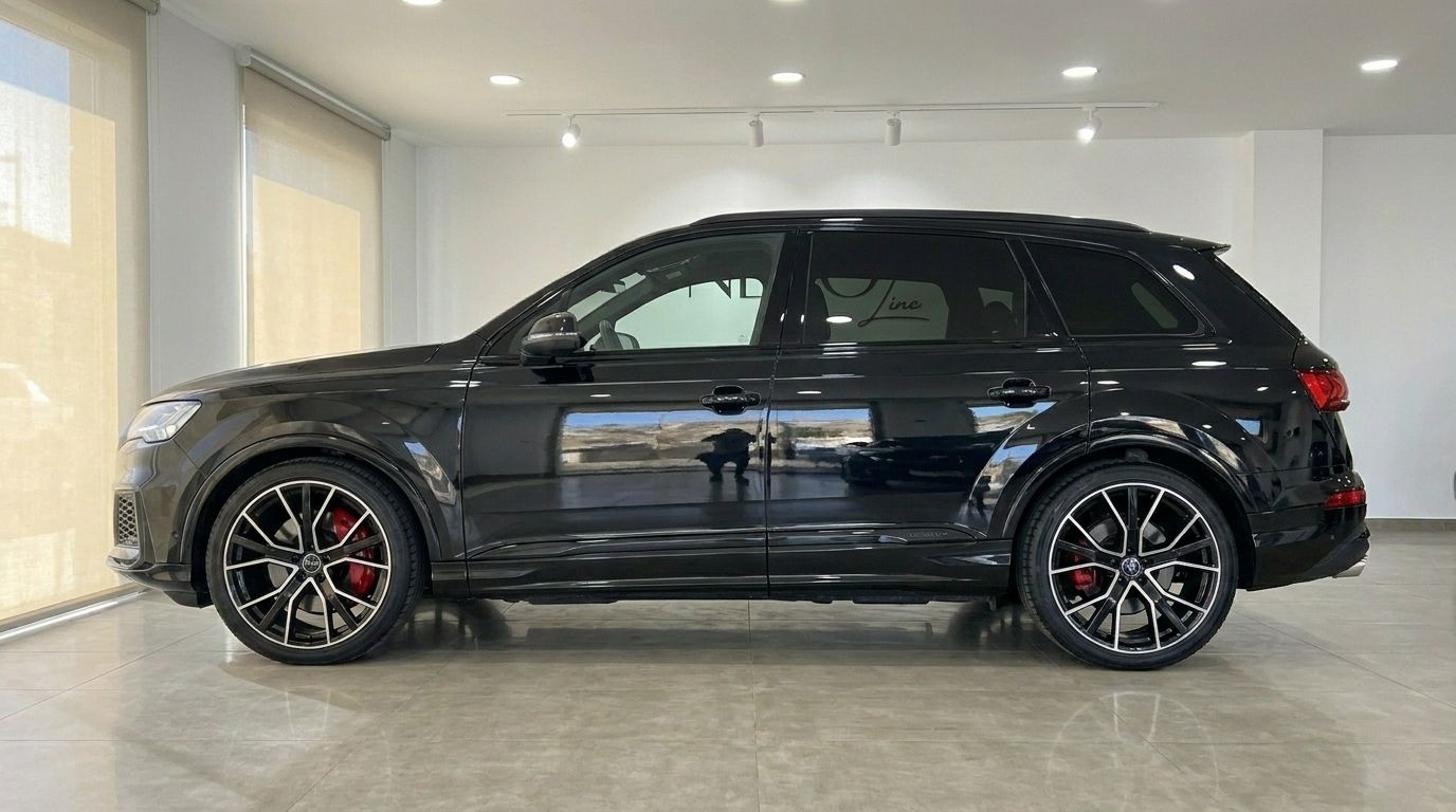 L'élégant SUV de performance de luxe Audi SQ7 noir de 2021 est présenté de profil dans un showroom à Marbella.