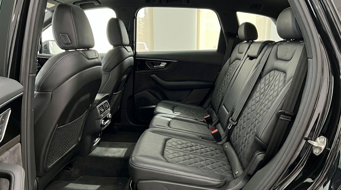 Vue des luxueux sièges arrière en cuir matelassé noir et de l'intérieur de l'Audi SQ7 disponible à la location à Marbella.