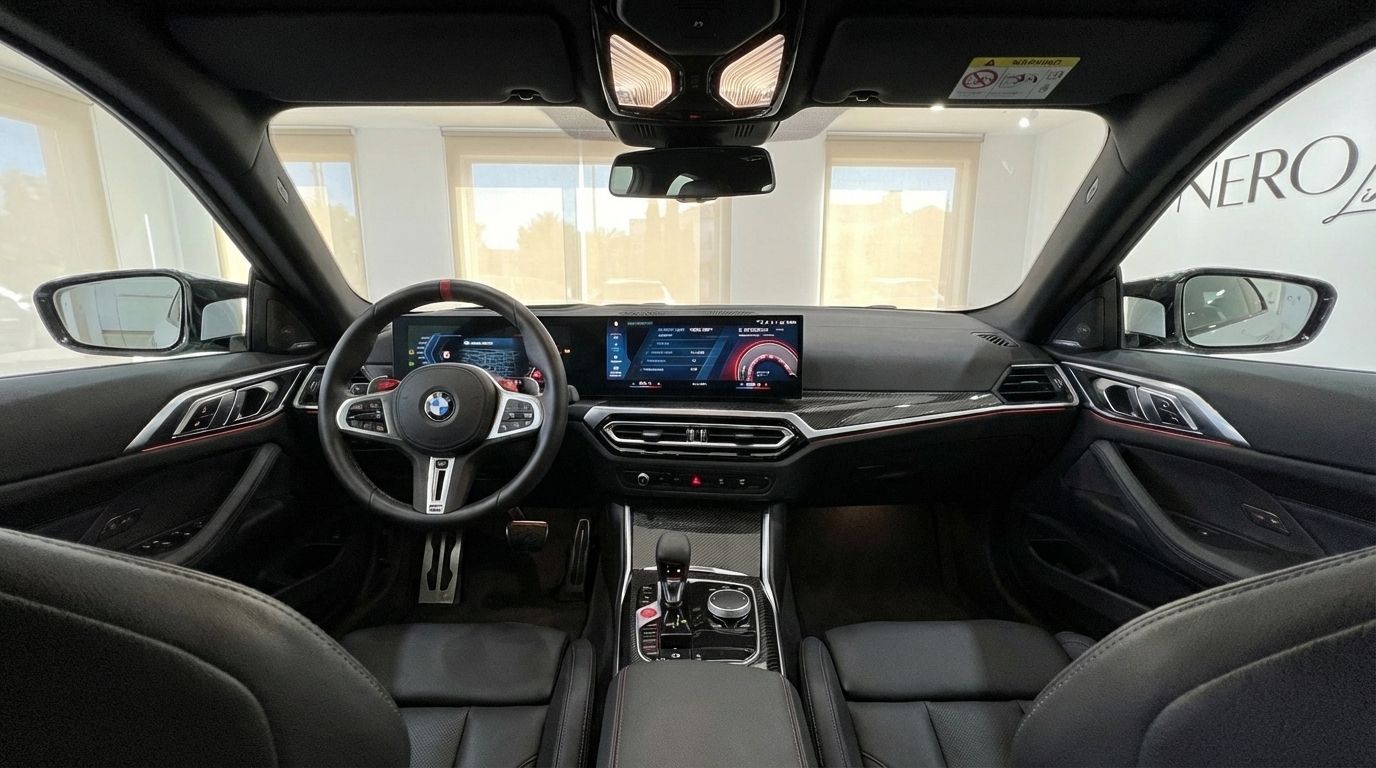 La imagen muestra el lujoso interior de cuero negro y la moderna cabina digital del BMW M2 Competition en Madrid.
