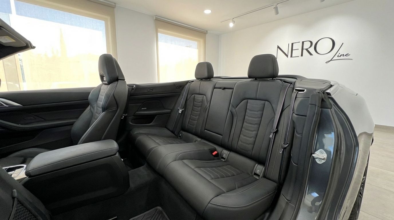 Los lujosos asientos traseros y el asiento del pasajero delantero de cuero negro del BMW M4 Competition Convertible son visibles en Madrid.