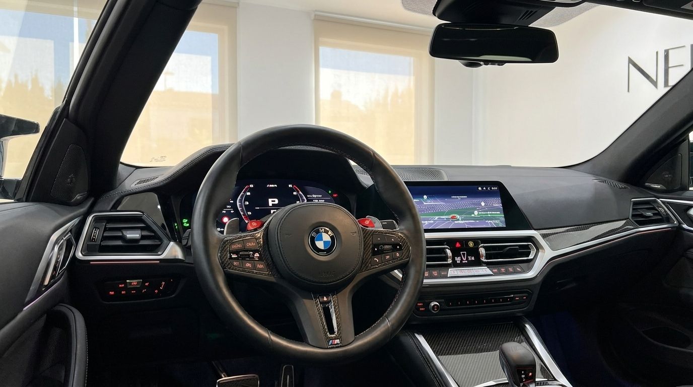 El lujoso habitáculo del BMW M4 Competition en Madrid, con el volante, el salpicadero digital y la pantalla de infoentretenimiento.