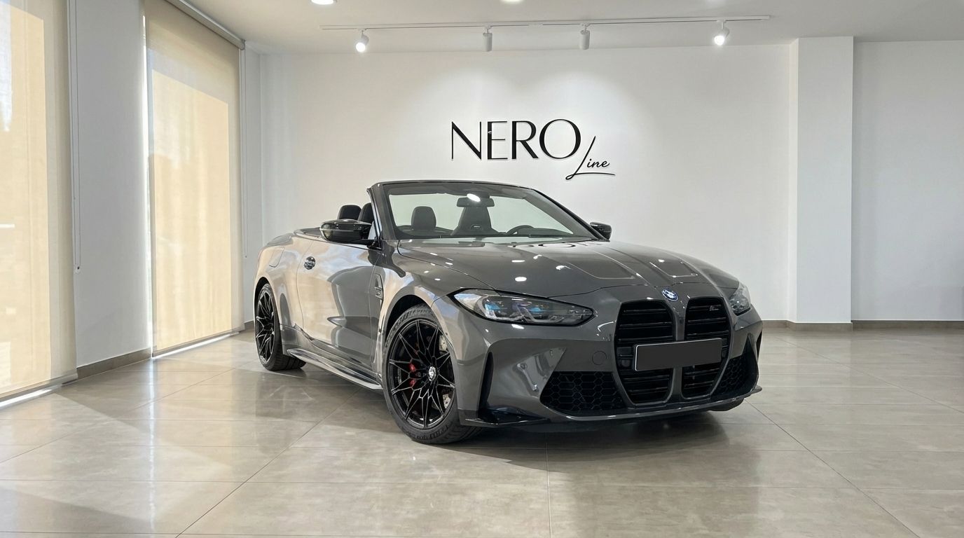 El BMW M4 Competition Convertible 2025 gris carbón se exhibe descapotado en un showroom en Madrid.