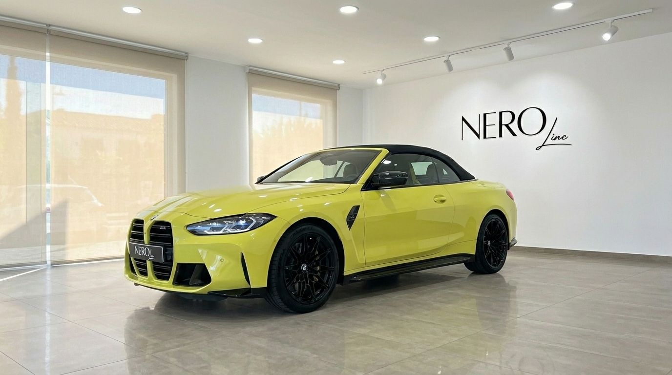 La BMW M4 Competition Convertible xDrive 2022 jaune Sao Paulo brillant, avec sa capote noire, est garée à Marbella, vue trois quarts avant.