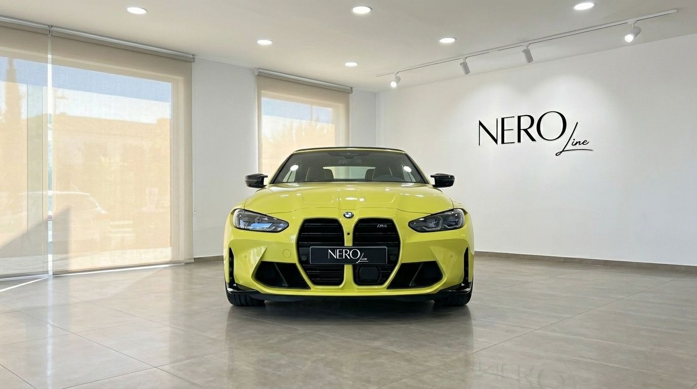 La BMW M4 Competition Convertible xDrive jaune Sao Paulo brillant est présentée de face dans un showroom à Marbella.