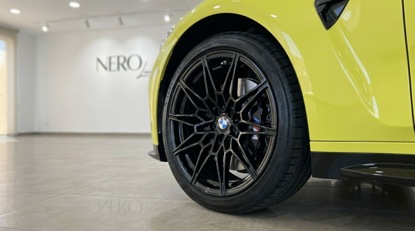 Gros plan de la roue avant noire multibranche et de la carrosserie jaune Sao Paulo brillante du BMW M4 Competition Convertible xDrive à Marbella.