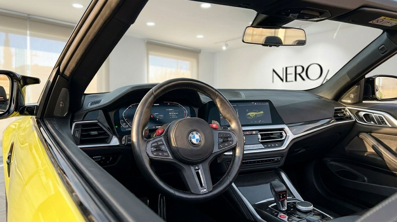 L'intérieur luxueux de la BMW M4 Competition Convertible xDrive 2022 à Marbella, avec le volant et le tableau de bord.