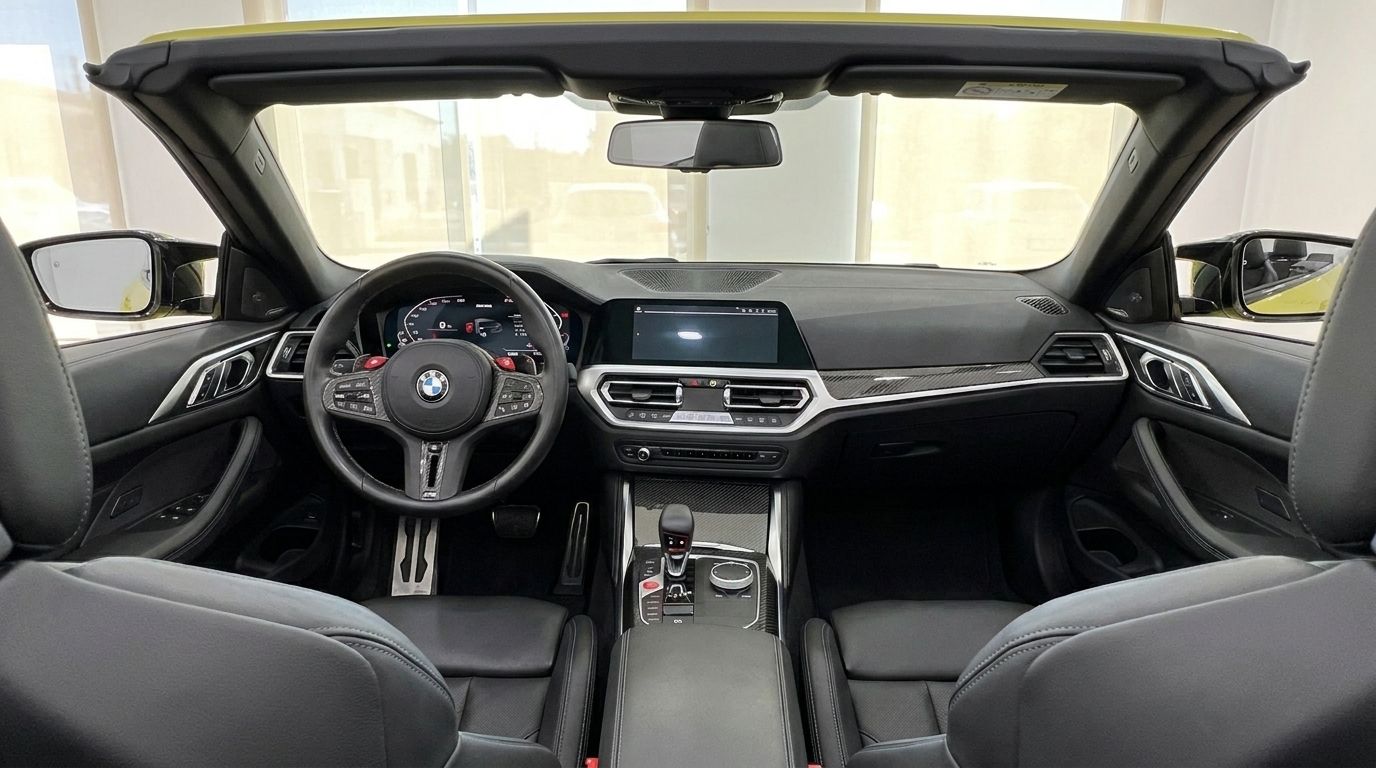 L'intérieur luxueux de la BMW M4 Competition Convertible xDrive à Marbella, présentant son tableau de bord et son volant sophistiqués.