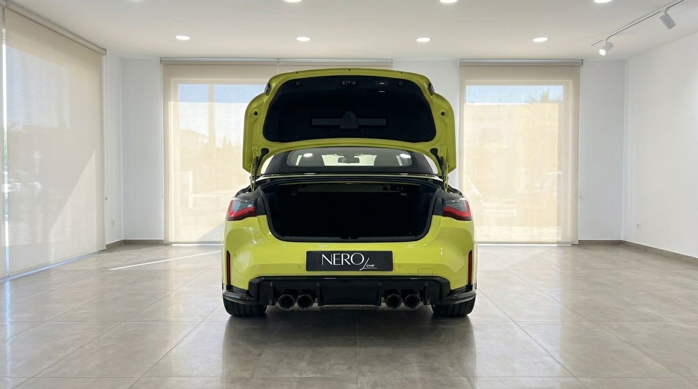 Vue arrière de la BMW M4 Competition Convertible xDrive jaune Sao Paulo brillant avec le coffre ouvert, exposée à Marbella.