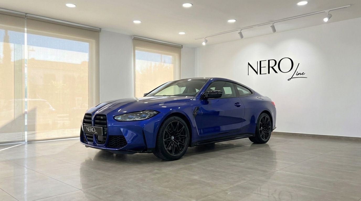 El BMW M4 Competition azul metálico se exhibe en un concesionario con grandes ventanales y el logo de NEROline en Madrid.