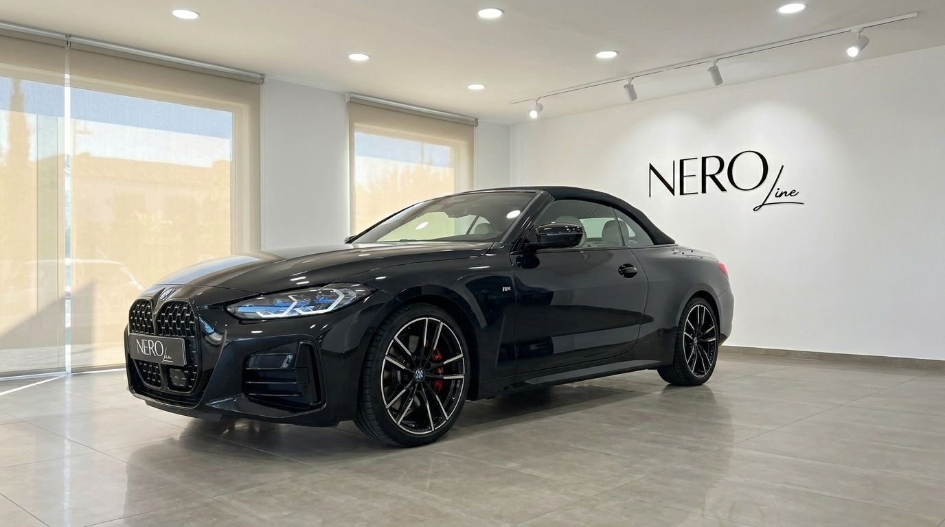 Un elegante BMW M440i Cabrio negro de 2023 con la capota puesta, aparcado en un moderno concesionario en Madrid.