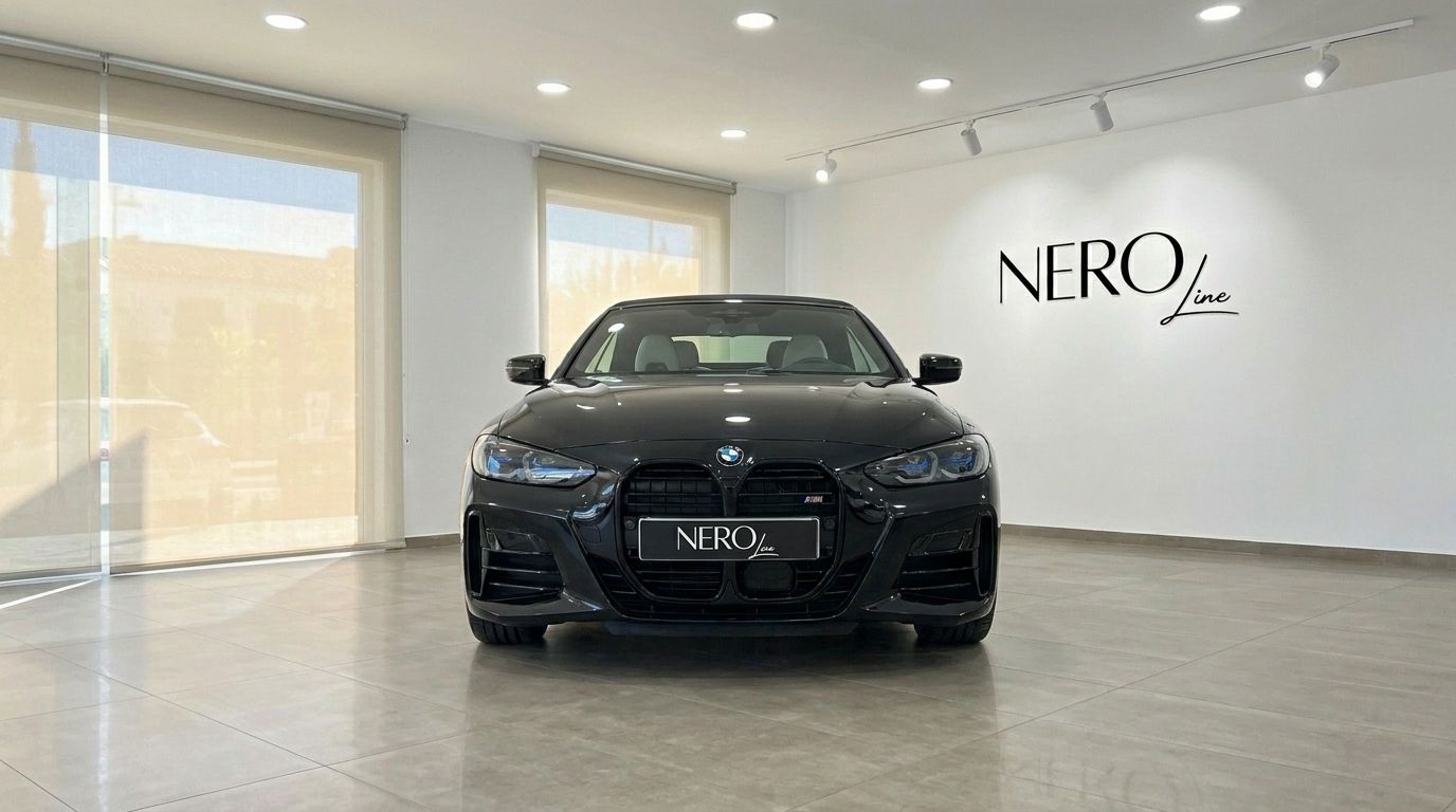 El BMW M440i Cabrio 2023 en Negro Brillante se exhibe de frente en un concesionario de Madrid.