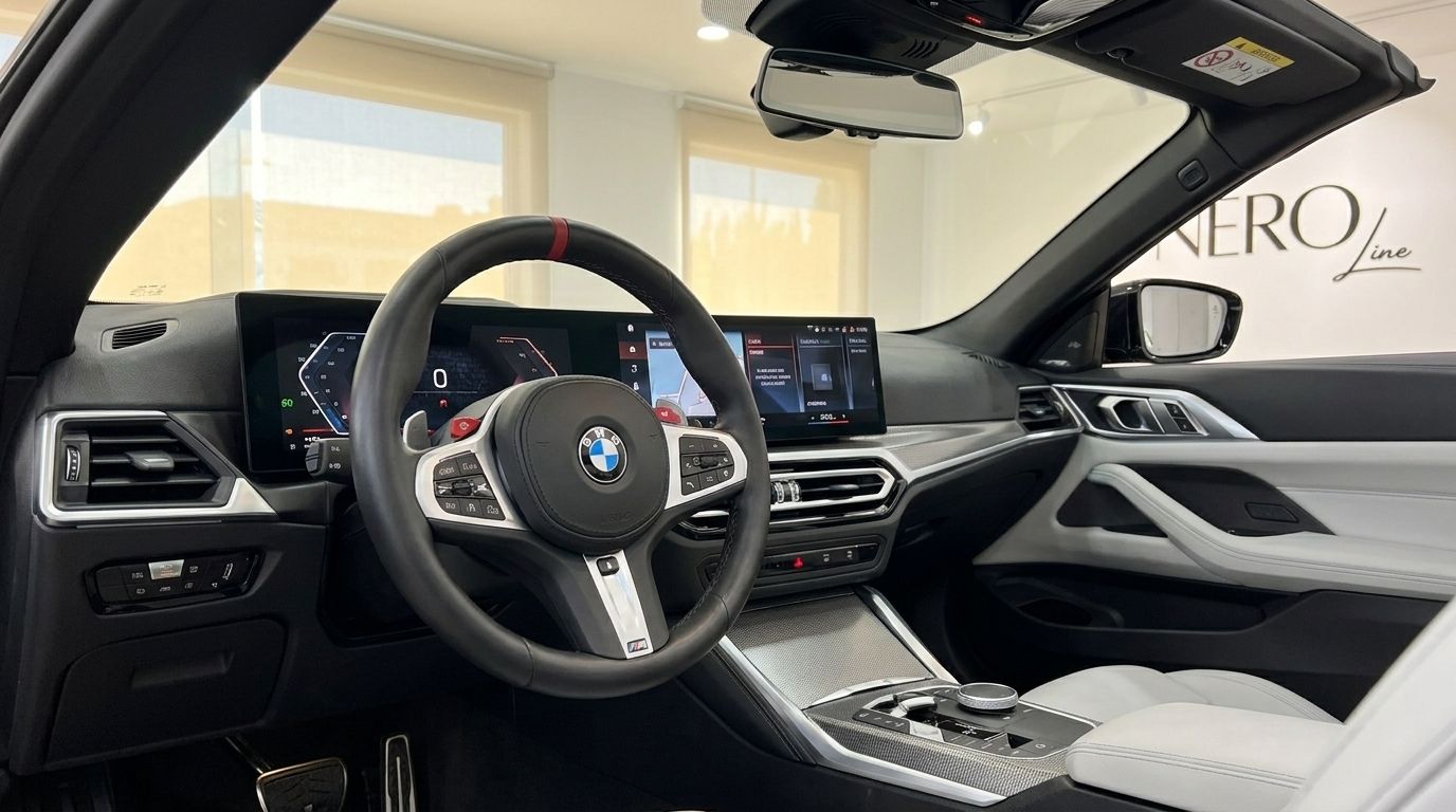 El lujoso habitáculo del BMW M440i Cabrio 2023 en Madrid, mostrando el volante, salpicadero digital y el interior de cuero blanco.