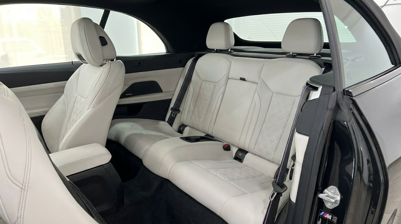 El lujoso interior del BMW M440i Cabrio 2023 en Madrid, con asientos traseros y del pasajero delanteros de cuero blanco impecable.