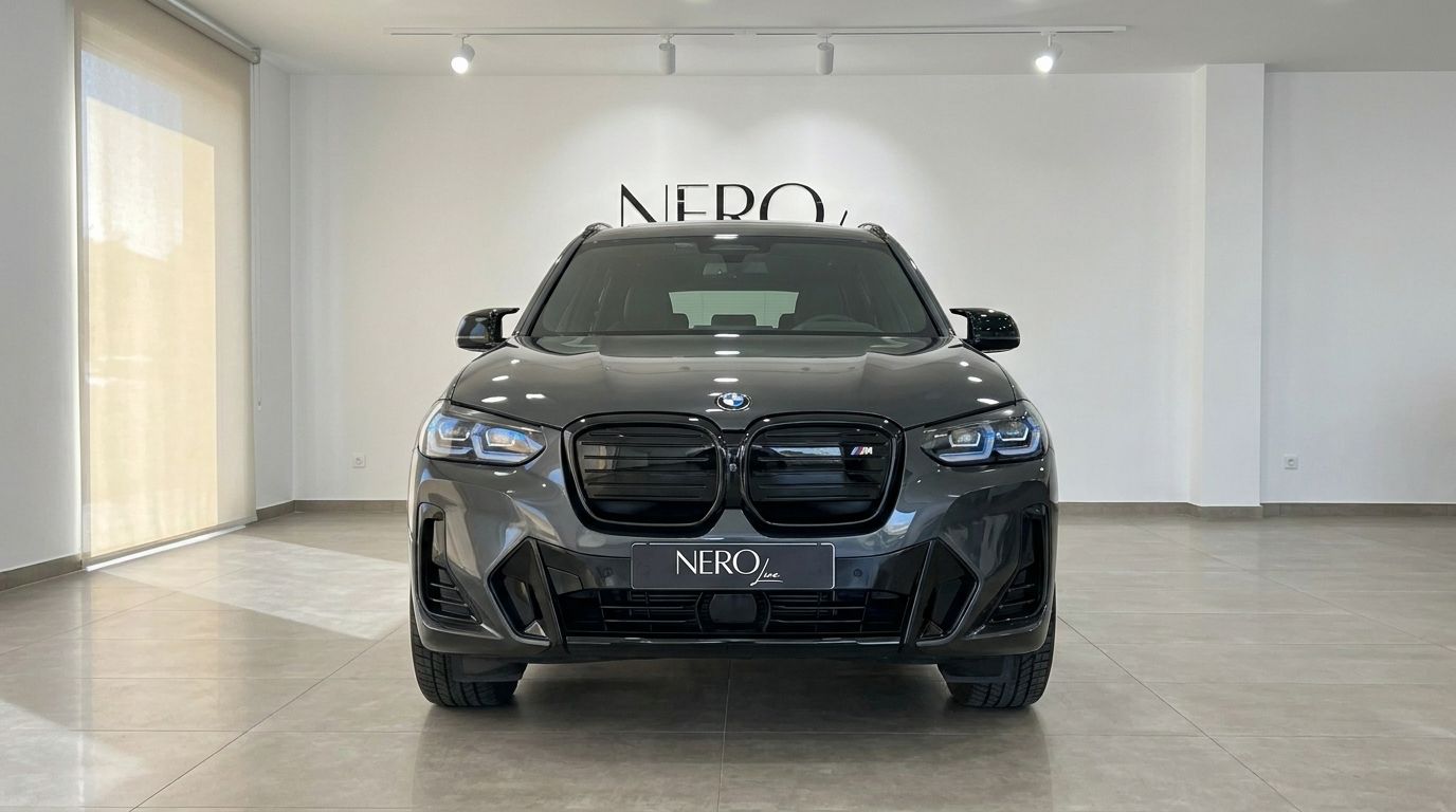 Il BMW X3 M50D grigio scuro del 2026 è esposto frontalmente in uno showroom ad Alicante, Spagna.