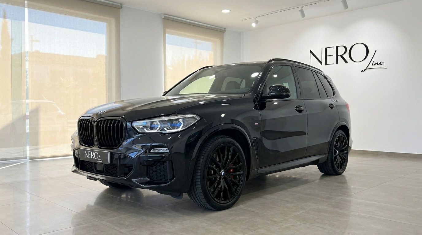 BMW X5 xDrive M Sport — Vue trois quarts avant Le BMW X5 xDrive M Sport noir est présenté sous un angle trois quarts avant dans un showroom moderne à Marbella.