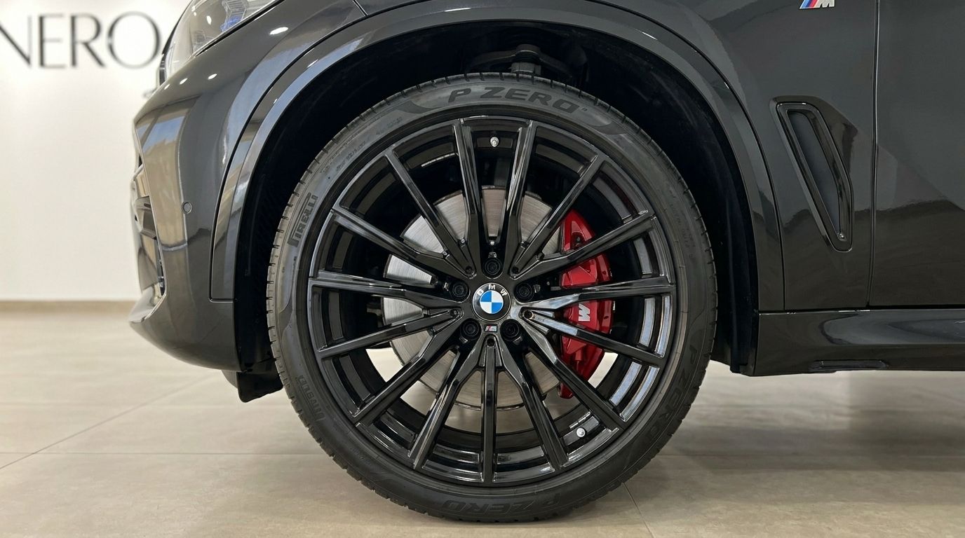 Le BMW X5 xDrive M Sport noir présente un détail de sa roue avant avec jante multibranche noire et étrier de frein rouge à Marbella.