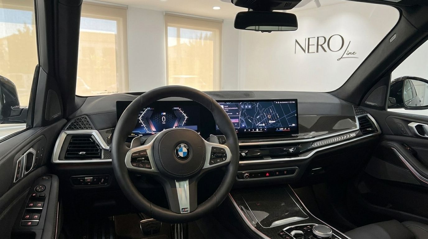 Le cockpit luxueux du BMW X5 xDrive M Sport présente un volant proéminent, un tableau de bord numérique et un système d'infodivertissement à Marbella.