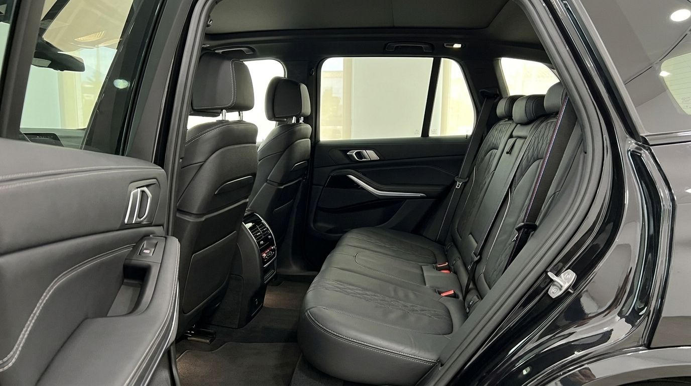 Les luxueux sièges arrière en cuir noir et le panneau de porte du BMW X5 xDrive M Sport, présentant des détails intérieurs haut de gamme à Marbella.