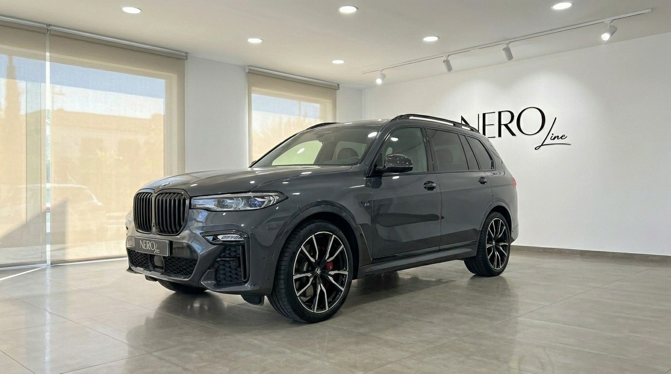 BMW X7 M50i — Front three-quarter view in Benidorm The gloss dark grey 2021 BMW X7 M50i is showcased from a front three-quarter view in a Benidorm showroom.
