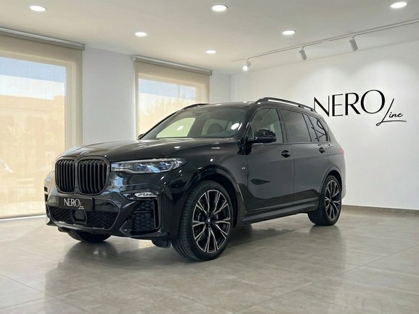 BMW X7 M50i Special Edition — Front view Alicante A black 2025 BMW X7 M50i Special Edition SUV is parked indoors, showcasing its front three-quarter view in Alicante.