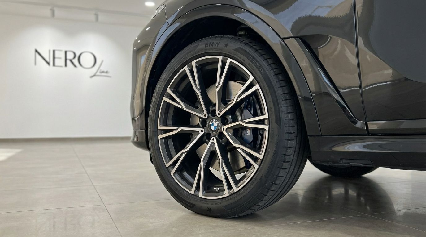 BMW X7 M50i Special Edition's distinctive black and silver front wheel and blue M caliper, showcased in Alicante.