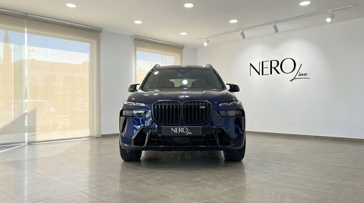 El BMW X7 M60i azul oscuro se presenta desde una vista frontal directa en una sala de exposición en Madrid.