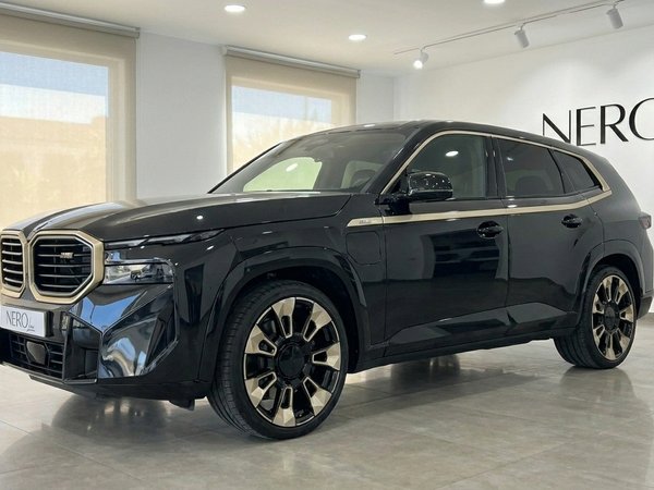 BMW XM — Frontansicht schräg in Alicante Der 2025 BMW XM, ein glänzend schwarzer Performance-SUV, wird in einem Showroom in Alicante von vorne schräg gezeigt.