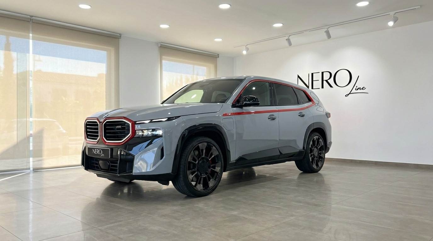 BMW XM Label Red — SUV de lujo en Madrid El BMW XM Label Red 2023 gris claro con detalles rojos se exhibe desde una vista tres cuartos frontal en un showroom de Madrid.