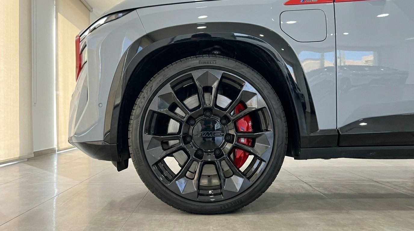El BMW XM Label Red gris claro muestra su rueda negra de radios múltiples y llamativas pinzas de freno rojas en Madrid.
