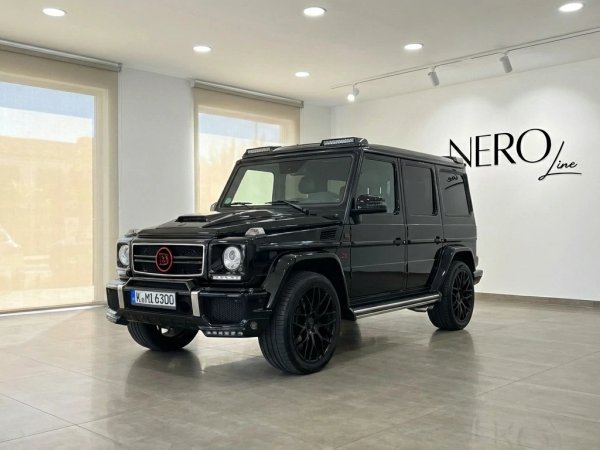 Brabus G800 Rocket — Front three-quarter view A black Brabus G800 Rocket, a Mercedes-Benz G-Class, is shown in a front three-quarter view inside a showroom in Alicante.