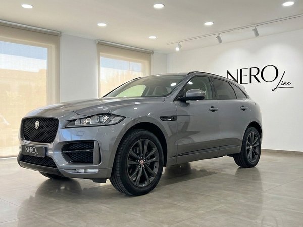 Jaguar F-Pace — Front three-quarter view, Alicante The metallic grey 2022 Jaguar F-Pace is showcased from a front three-quarter view in a bright showroom in Alicante.