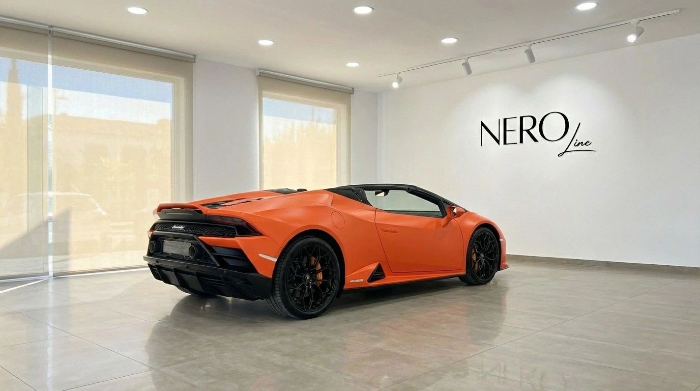 El Lamborghini Huracan Evo Spyder naranja se exhibe desde su ángulo trasero tres cuartos en una sala de exposición en Madrid.