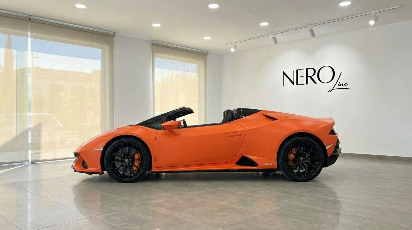 El Lamborghini Huracan Evo Spyder naranja se exhibe de perfil lateral con la capota bajada en un luminoso showroom de Madrid.